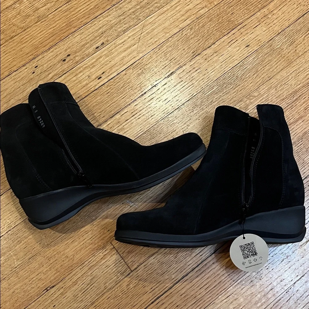 La Canadienne Tina Suede Boot NWT